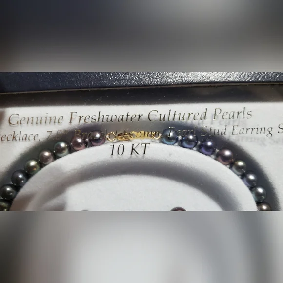 10 K Stunning Freshwater Cultured Pearl Necklace, Braclet, and Stud Earring Set. - Picture 2 of 3